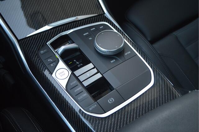 BMW 3-SERIE 320e M Sport Automaat / Trekhaak / Schuif-kanteldak / Sportstoelen / M Adaptief onderstel / Achteruitrijcamera / Adaptieve LED
