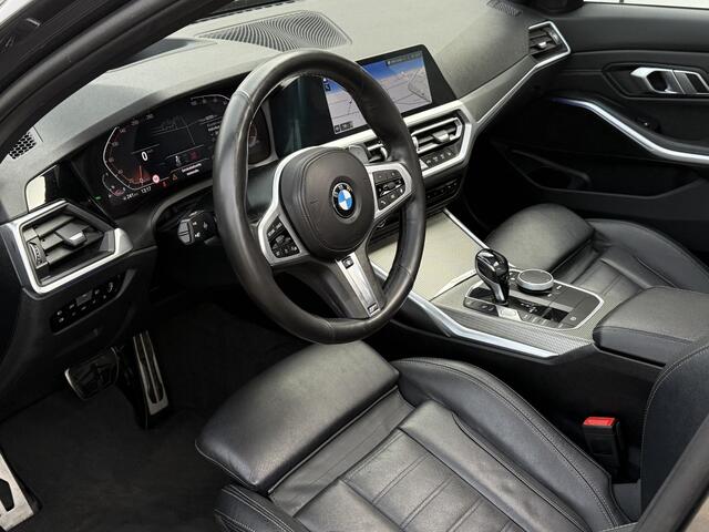 BMW 3-SERIE 320i M SPORT PLUS | PANORAMA | 19 INCH | HEAD UP | LEDER |