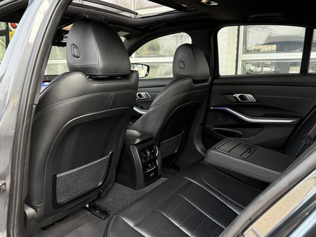 BMW 3-SERIE 320i M SPORT PLUS | PANORAMA | 19 INCH | HEAD UP | LEDER |