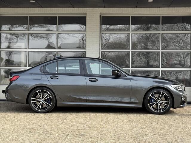 BMW 3-SERIE 320i M SPORT PLUS | PANORAMA | 19 INCH | HEAD UP | LEDER |
