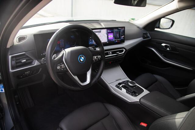 BMW 3-SERIE Touring 330e xDrive | Facelift | Driving Assistant | ACC | Elek. Trekhaak | Sportstoelen