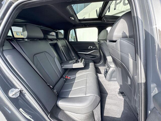 BMW 3-SERIE Touring 330e xDrive | Panoramadak | M Sport | Trekhaak