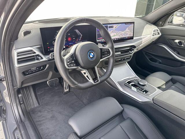 BMW 3-SERIE Touring 330e xDrive | Panoramadak | M Sport | Trekhaak