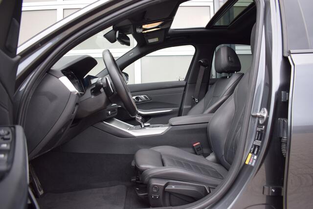 BMW 3-SERIE 330e High Executive M-Sport | Dakje | HUD | Trekhaak | Bomvol