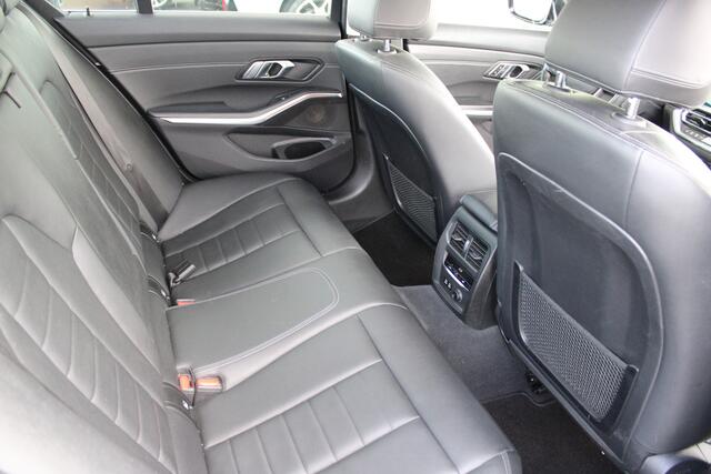 BMW 3-SERIE 320i High Executive Automaat / Schuif-kanteldak / Comfort Access / Head-Up / Cruise Control / Parking Assistant Plus