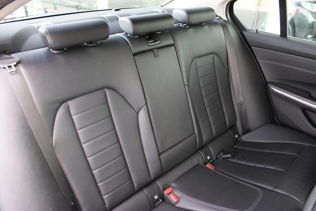 BMW 3-SERIE 320i High Executive Automaat / Schuif-kanteldak / Comfort Access / Head-Up / Cruise Control / Parking Assistant Plus