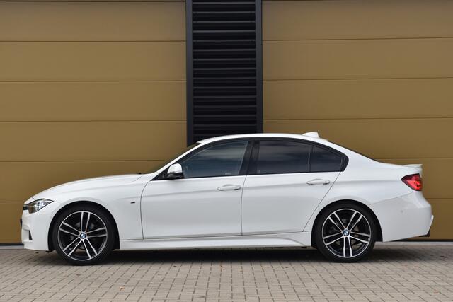 BMW 3-SERIE 320i Edition M Sport Shadow Executive * Achteruitrijcamera * DAB * Privacy Glas * Navigatie Proffesional *
