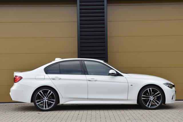 BMW 3-SERIE 320i Edition M Sport Shadow Executive * Achteruitrijcamera * DAB * Privacy Glas * Navigatie Proffesional *