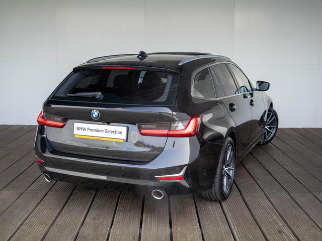 BMW 3-SERIE Touring 320i | Luxury Line | Achteruitrijcamera | Panoramadak | Stoelverwarming | LED