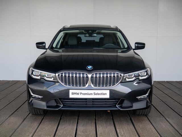 BMW 3-SERIE Touring 320i | Luxury Line | Achteruitrijcamera | Panoramadak | Stoelverwarming | LED