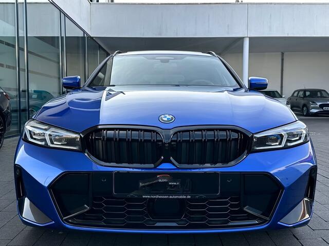BMW 3-SERIE Touring 330e M-SPORT (LCi) ** LED, M-SPORTST, LEDER, PANO, TREKH, HuD, ACC, 19-inch LMV ** 1e EIG - Ex BMW-AG ** * INFORMEER OOK NAAR ONZE AANTREKKELIJKE FINANCIAL-LEASE TARIEVEN **