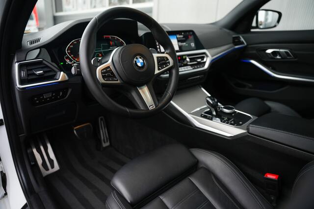 BMW 3-SERIE 330i 259 pk High Executive Edition M-Sportpakket / NL-Auto/ Schuif-Dak/ Leder/ Sport-Stoelen/ Stoel.Verw/ Head-Up/ Led-Koplamp/ 19'' LMV