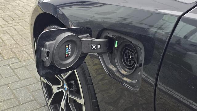 BMW 3-SERIE Touring 330e High Executive | Automaat | Harman & Kardon | HUD | 1/2 Leder | PDC | Camera | Keyless