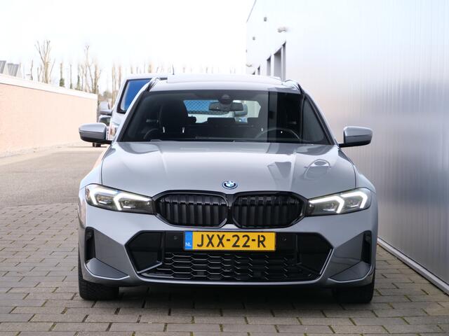 BMW 3-SERIE Touring 330e 292 Pk Automaat M Sportpakket Pro Schuifdak / Apple Carplay / Head-Up / Keyless