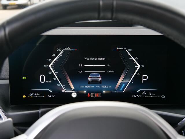 BMW 3-SERIE Touring 330e 292 Pk Automaat M Sportpakket Pro Schuifdak / Apple Carplay / Head-Up / Keyless