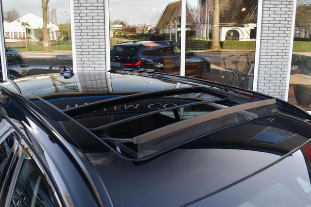 BMW 3-SERIE Touring 320e Panoramadak ACC Trekhaak Stuur/Stoelverwarmin