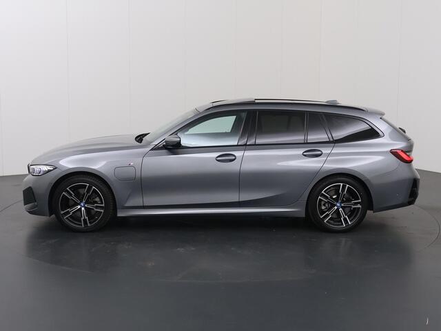 BMW 3-SERIE Touring 330e | M-Pakket | BMW LED | Panormadak | Curved Display | HUD | M-Sportstoelen | Ele.verstelbare stoelen + geheugen | Camera | DAB | Adaptieve Cruise Control | Ele. kofferdeksel |