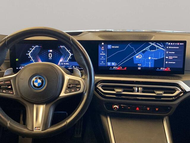 BMW 3-SERIE Touring 330e M-SPORT (LCi) ** LED, NAVI+, HuD, ACC, H&K SOUND, 19-inch LMV, M-REMMEN ** 1e EIG - UNFALLFREI ** ** INFORMEER OOK NAAR ONZE AANTREKKELIJKE FINANCIAL-LEASE TARIEVEN **