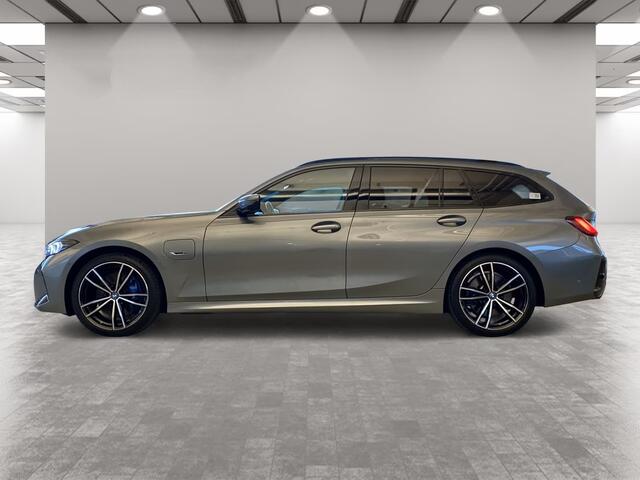 BMW 3-SERIE Touring 330e M-SPORT (LCi) ** LED, NAVI+, HuD, ACC, H&K SOUND, 19-inch LMV, M-REMMEN ** 1e EIG - UNFALLFREI ** ** INFORMEER OOK NAAR ONZE AANTREKKELIJKE FINANCIAL-LEASE TARIEVEN **