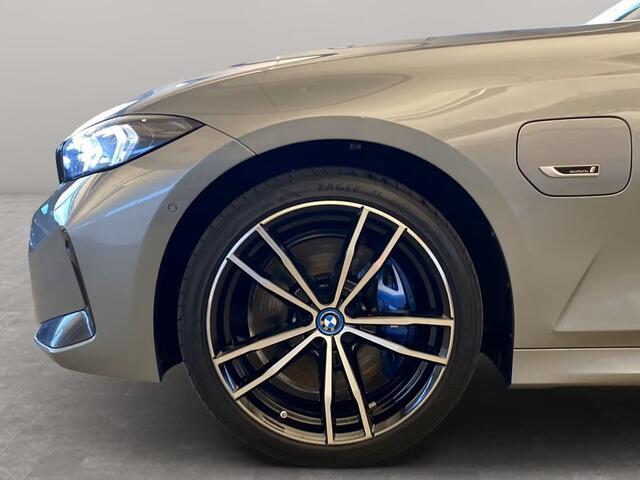 BMW 3-SERIE Touring 330e M-SPORT (LCi) ** LED, NAVI+, HuD, ACC, H&K SOUND, 19-inch LMV, M-REMMEN ** 1e EIG - UNFALLFREI ** ** INFORMEER OOK NAAR ONZE AANTREKKELIJKE FINANCIAL-LEASE TARIEVEN **