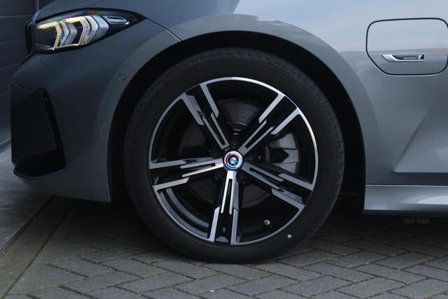 BMW 3-SERIE Touring 320e M Sport | Panoramadak | Adaptieve Cruise Control | Trekhaak | Leer | BLIS