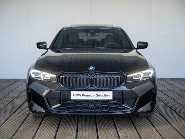 BMW 3-SERIE Sedan 330e | M Sportpakket | Comfort Pack | Comfort Access | Achteruitrijcamera | Schuif-/kanteldak | Stoelverwarming | Trekhaak