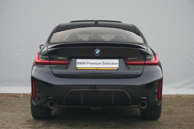 BMW 3-SERIE Sedan 320e M Sportpakket 19'' / Schuif-/kanteldak / Stuurwiel verwarming / Carbon M Performance pakket / Ekris Selection