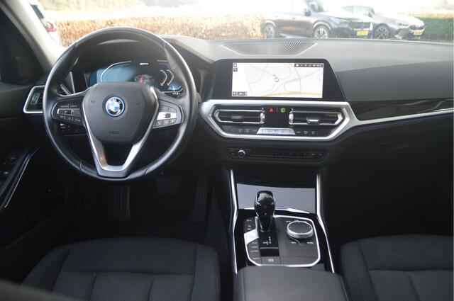 BMW 3-SERIE Touring 330e Automaat / Comfort Access / Achteruitrijcamera / Laserlight / Head-Up / Cruise Control