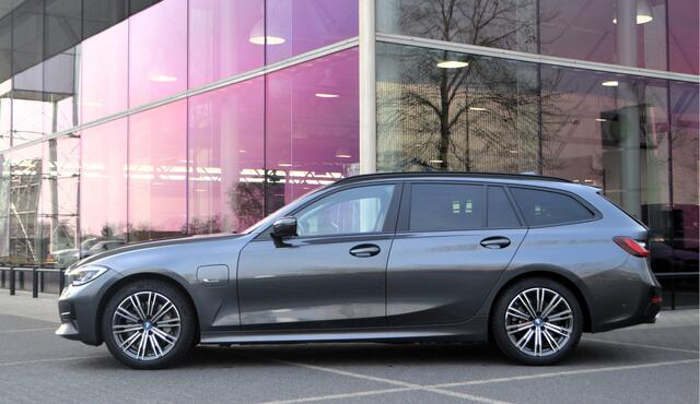 BMW 3-SERIE Touring 330e Automaat / Comfort Access / Achteruitrijcamera / Laserlight / Head-Up / Cruise Control
