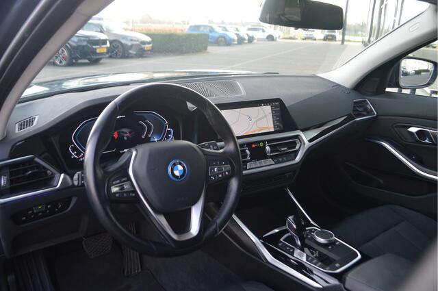 BMW 3-SERIE Touring 330e Automaat / Comfort Access / Achteruitrijcamera / Laserlight / Head-Up / Cruise Control