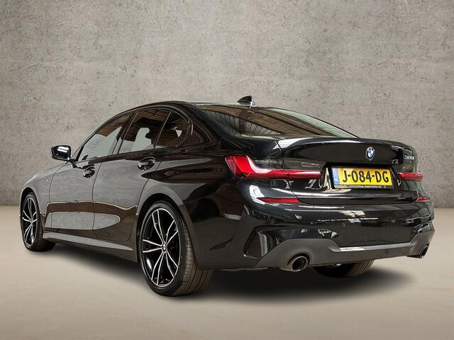 BMW 3-SERIE 320i M Sport 184Pk Automaat (APPLE CARPLAY, M PAKKET, LEDER/ALCANTARA, STOELVERWARMING, SPORTSTOELEN, GETINT GLAS, SFEERVERLICHTING, FLIPPERS, NIEUWE APK, NIEUWSTAAT)