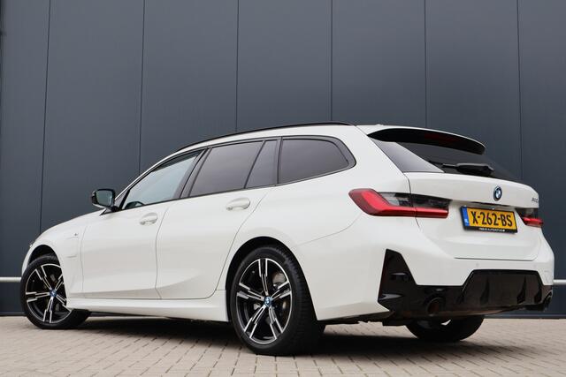 BMW 3-SERIE Touring 320e | M Sport LCI | Leer / Alcantara | Trekhaak afn. | Live Cockpit Plus | DAB+ | Stoelverwarming | M-Pakket