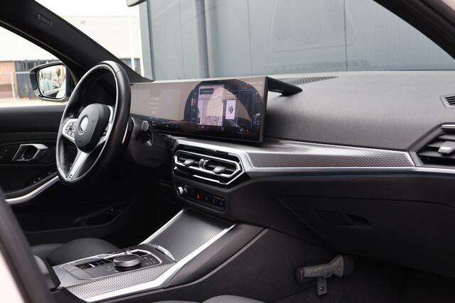 BMW 3-SERIE Touring 320e | M Sport LCI | Leer / Alcantara | Trekhaak afn. | Live Cockpit Plus | DAB+ | Stoelverwarming | M-Pakket