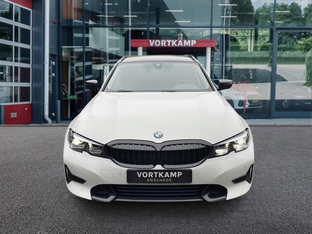 BMW 3-SERIE 318I SPORTLINE M-PAKKET LEDER/CAMERA/STOELVERW/E-KLEP/CRUISE/LED