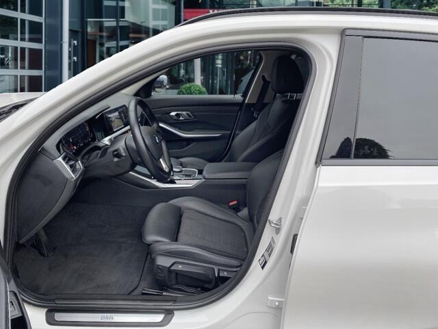 BMW 3-SERIE 318I SPORTLINE M-PAKKET LEDER/CAMERA/STOELVERW/E-KLEP/CRUISE/LED