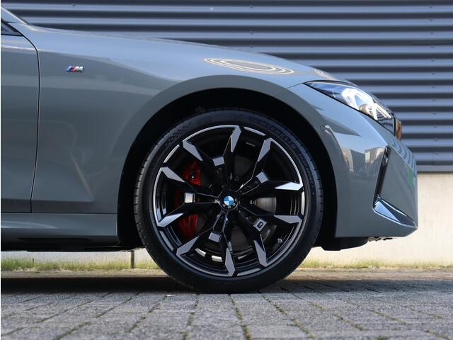 BMW 3-SERIE Touring 330e | M sportpakket Pro | Individual Lak | Innovation Pack | Panodak | Head-Up | Trekhaak | Driving Assistant Prof. | Harman Kardon | Parking Assistant Plus | 19'' LMV