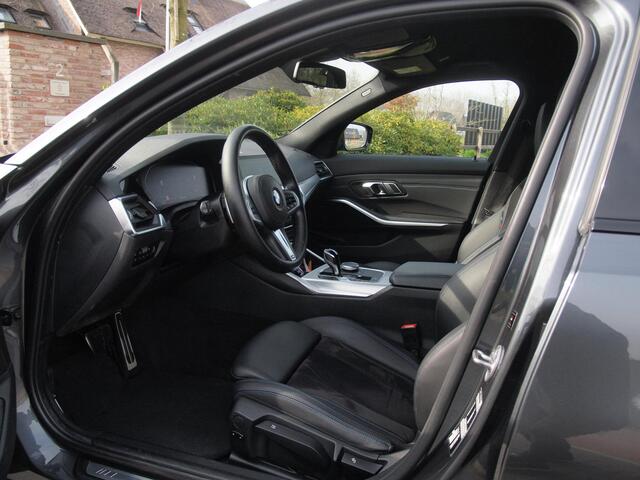 BMW 3-SERIE Touring 318i Business Edition | M-pakket | Sfeerverlichting | Automaat | Apple Carplay | NL-Auto |