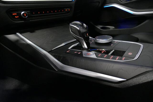 BMW 3-SERIE Touring 330e xDrive M Sport / M340i Diffuser / Black Diamond M grille / M340i M Sport bumper pakket / BMW Laser Light / Panoramadak / Premium kleur Dravitgrau / Elektr. verstelbare voorstoelen links met memory / Apple Carplay - Android Auto / Stoelverwar