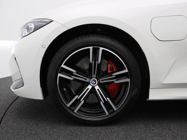 BMW 3-SERIE Touring 330e xDrive M Sportpakket Pro | Innovation Pack | Entertainment Pack | Comfort Access | DAB | HiFi | 18''