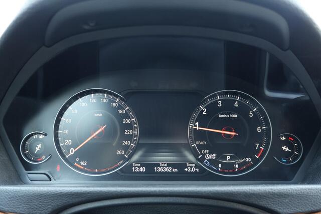 BMW 3-SERIE Touring 318i Luxury Edition AUT | Org. NL | Leder | Navi Pro | LED | Stoelverwarming | Clima | PDC v+a | Alarm kl.3 | Etc.