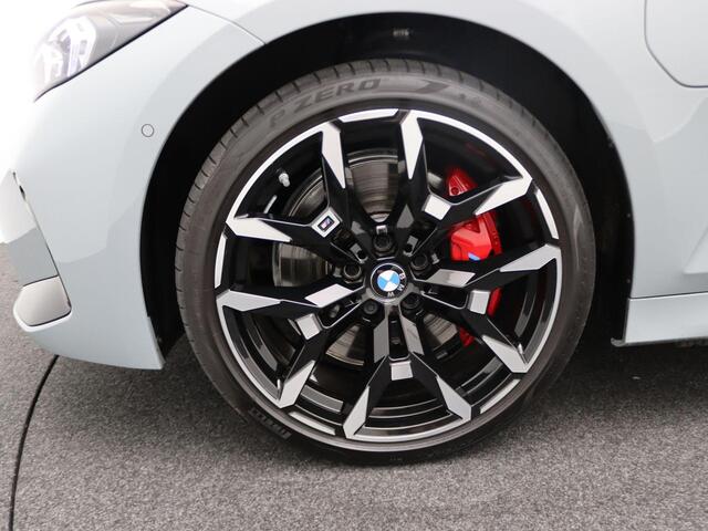 BMW 3-SERIE Sedan 330e M Sportpakket Pro | Innovation Pack | Comfort Pack | Trekhaak | Schuifdak | Driving Assistant | Parking Assistant Plus | 19''