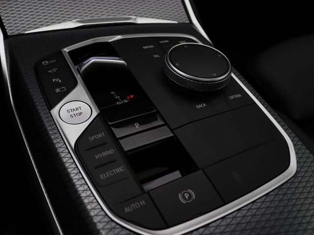 BMW 3-SERIE Sedan 330e M Sportpakket Pro | Innovation Pack | Comfort Pack | Trekhaak | Schuifdak | Driving Assistant | Parking Assistant Plus | 19''