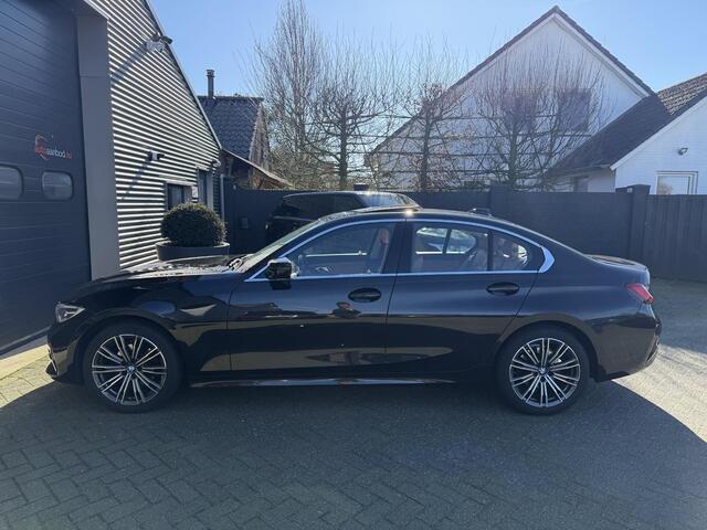 BMW 3-SERIE 320i High Executive | Panoramadak | Camera | Lederen Bekleding | Stoelverwarming | Sportstoelen |