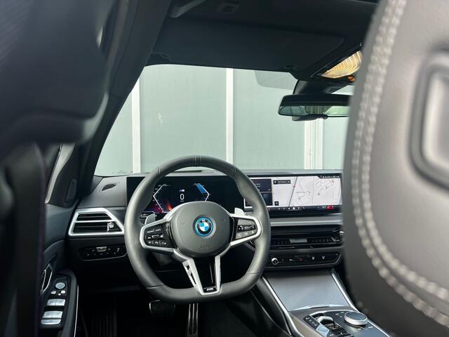 BMW 3-SERIE Touring 330e M Sport | ACC | Camera | Trekhaak | Navi | Pano