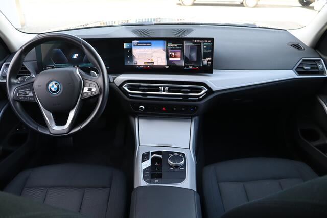 BMW 3-SERIE Touring 320e LCI PHEV | Widescreen | Elek. Trekhaak | Stoelverwarming | Navigatie | Carplay