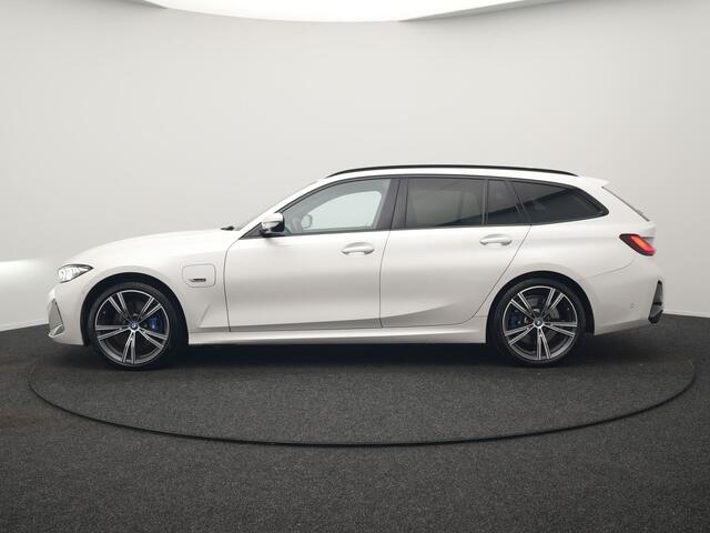 BMW 3-SERIE Touring 330e M Sport PHEV 293pk Dealer O.H. NIEUW MODEL | Adaptive Cruise | Head Up | Camera | Lederen Competition Stoelen Memory & Verwarmd | Sfeerverlichting | Stuur Verwarmd | Keyless | Blis | Apple Carplay | Plug In Hybrid |