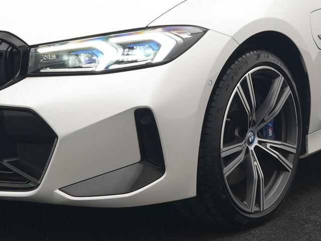 BMW 3-SERIE Touring 330e M Sport PHEV 293pk Dealer O.H. NIEUW MODEL | Adaptive Cruise | Head Up | Camera | Lederen Competition Stoelen Memory & Verwarmd | Sfeerverlichting | Stuur Verwarmd | Keyless | Blis | Apple Carplay | Plug In Hybrid |