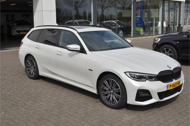 BMW 3-SERIE Touring 320e M Pakket | SOH 92%| Panoramadak | Leer | Adaptieve Cruise | 360 Camera | Nl Auto!