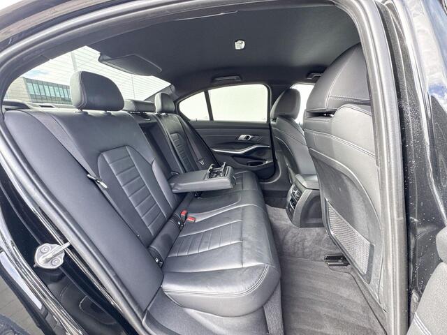 BMW 3-SERIE Sedan 330e eDrive Edition M-Sport / 19 inch / Stoelverwarming / Getinte Ramen / HiFi Audio