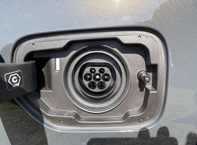 BMW 3-SERIE Touring 320e Business Edition Plus | Automatische Trekhaak | Adaptieve Cruise Control | Sportstoelen | Verwacht |